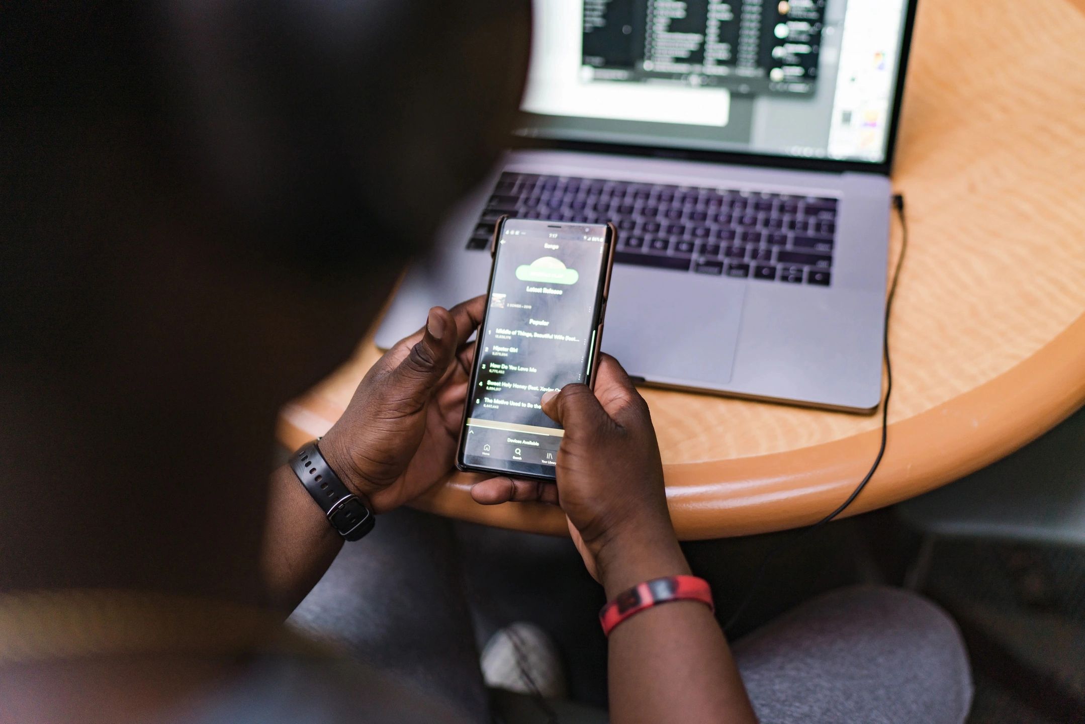 UX on Mobile vs. UX on Desktop: Comparison of Differences and Key Considerations